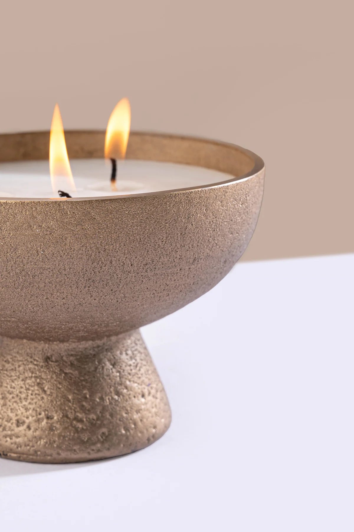 Doft  Golden Hour - Footed Bowl Candle | Gold | Amber Royale